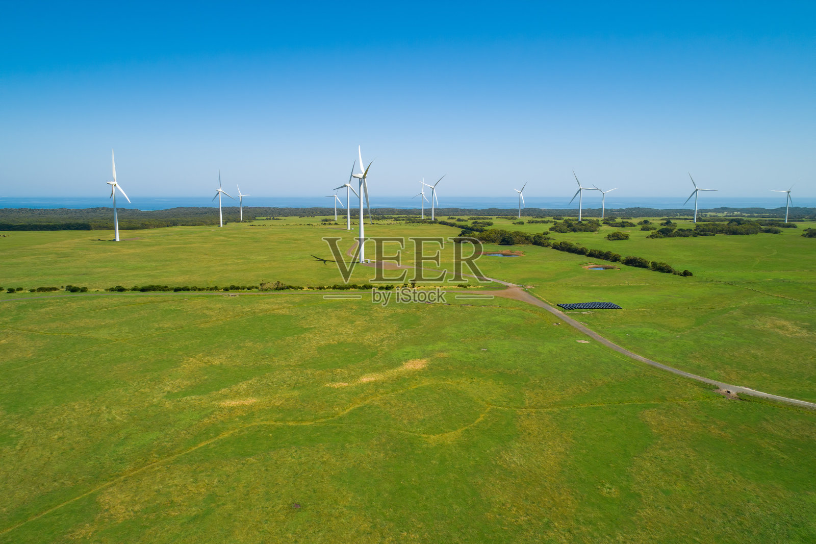 阳光明媚的一天，澳大利亚风电场鸟瞰图照片摄影图片