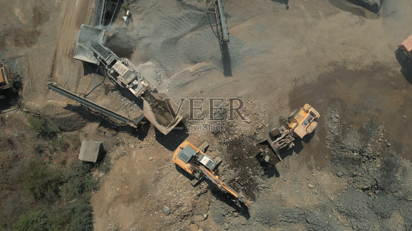 自卸卡车在沙地上行驶。照片摄影图片