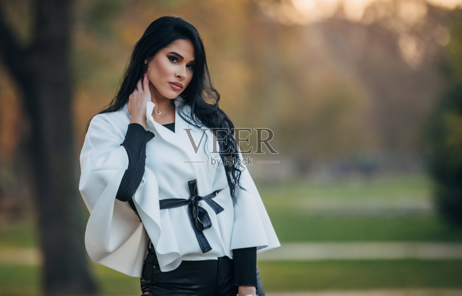 一个美丽的女人在秋天的公园照片摄影图片