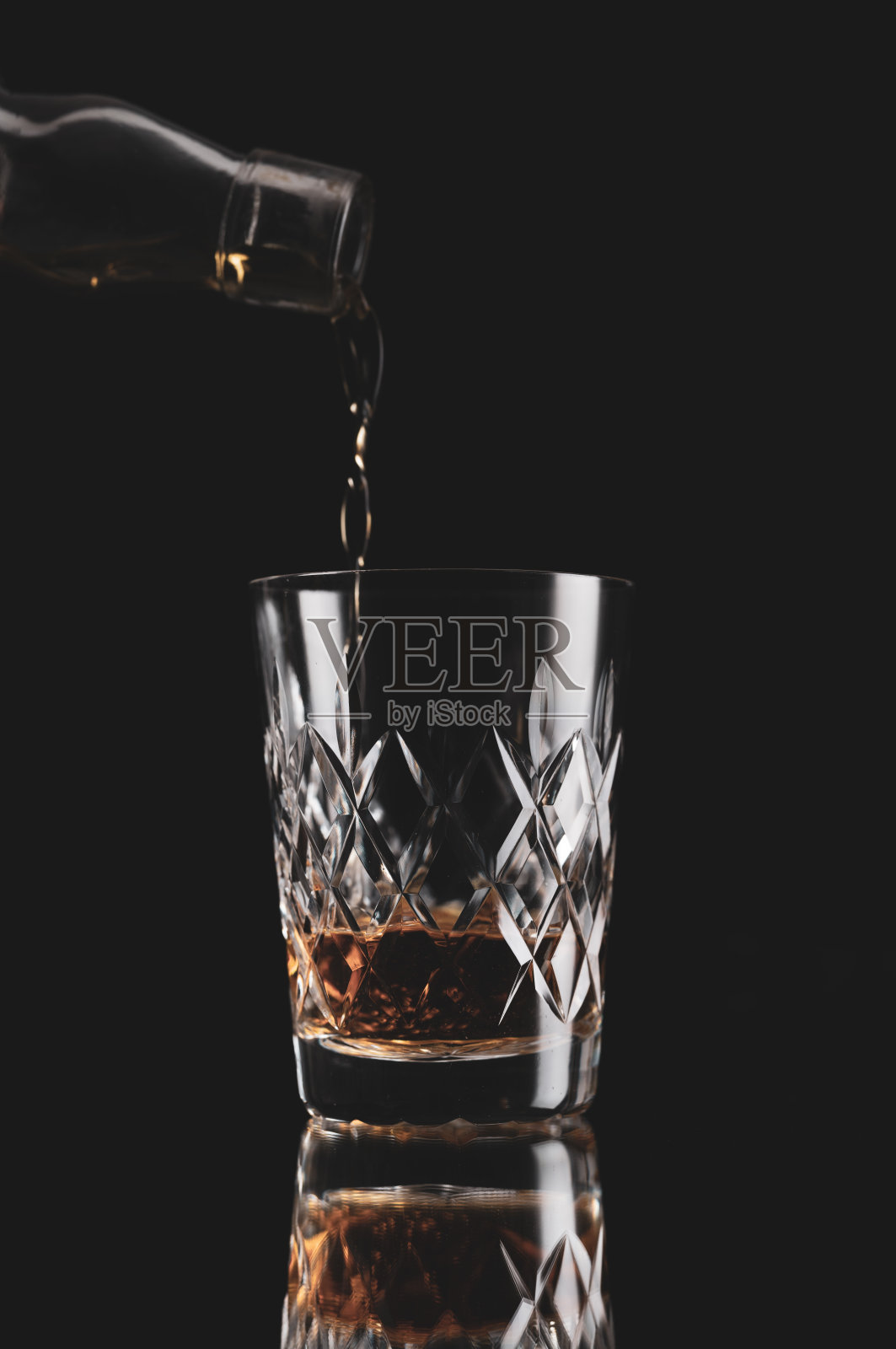 倒一杯苏格兰威士忌照片摄影图片