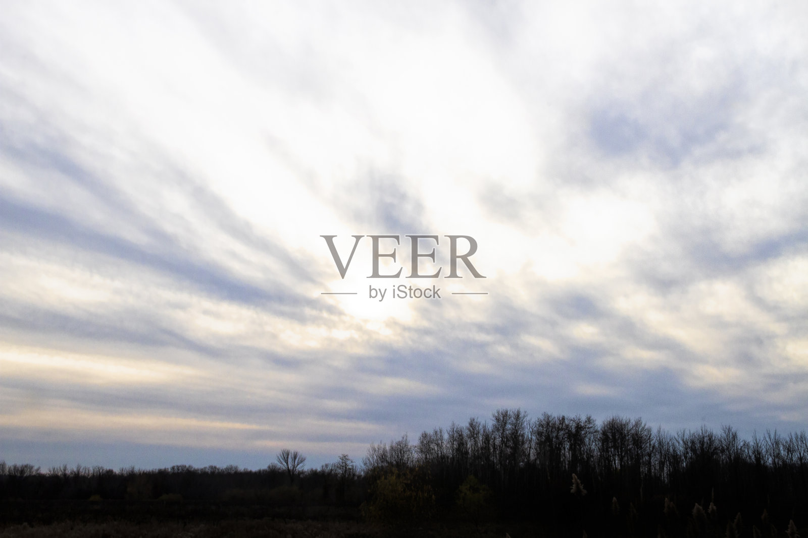 穿过云层的太阳照片摄影图片