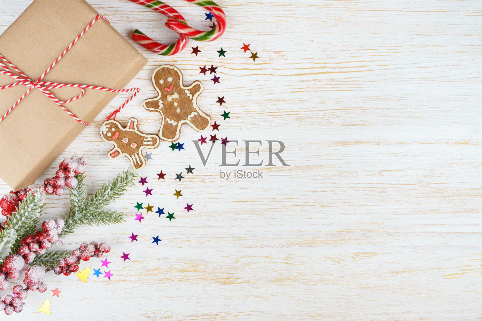 圣诞装饰品和礼盒上的白色木板照片摄影图片