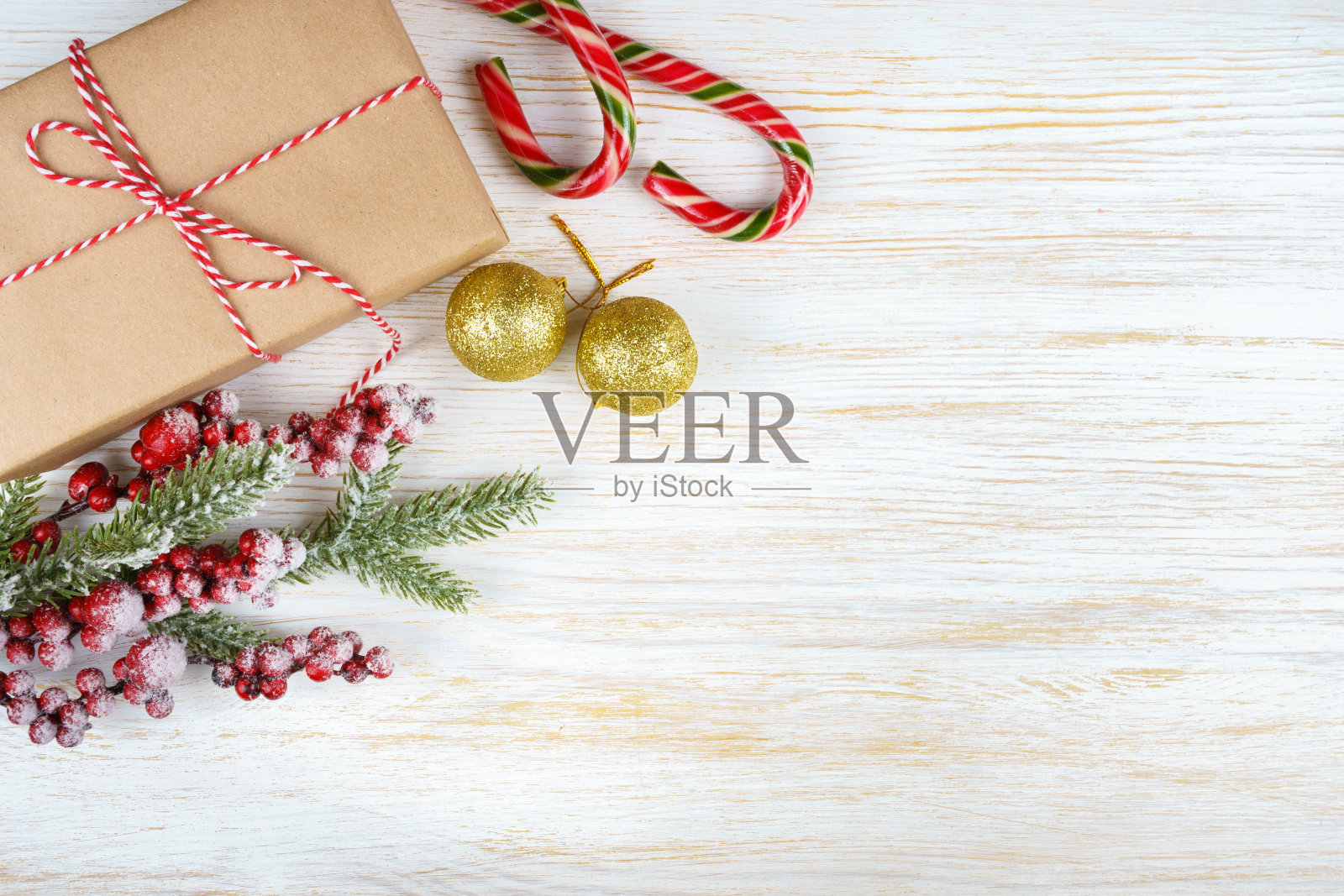 圣诞装饰品和礼盒上的白色木制背景。照片摄影图片