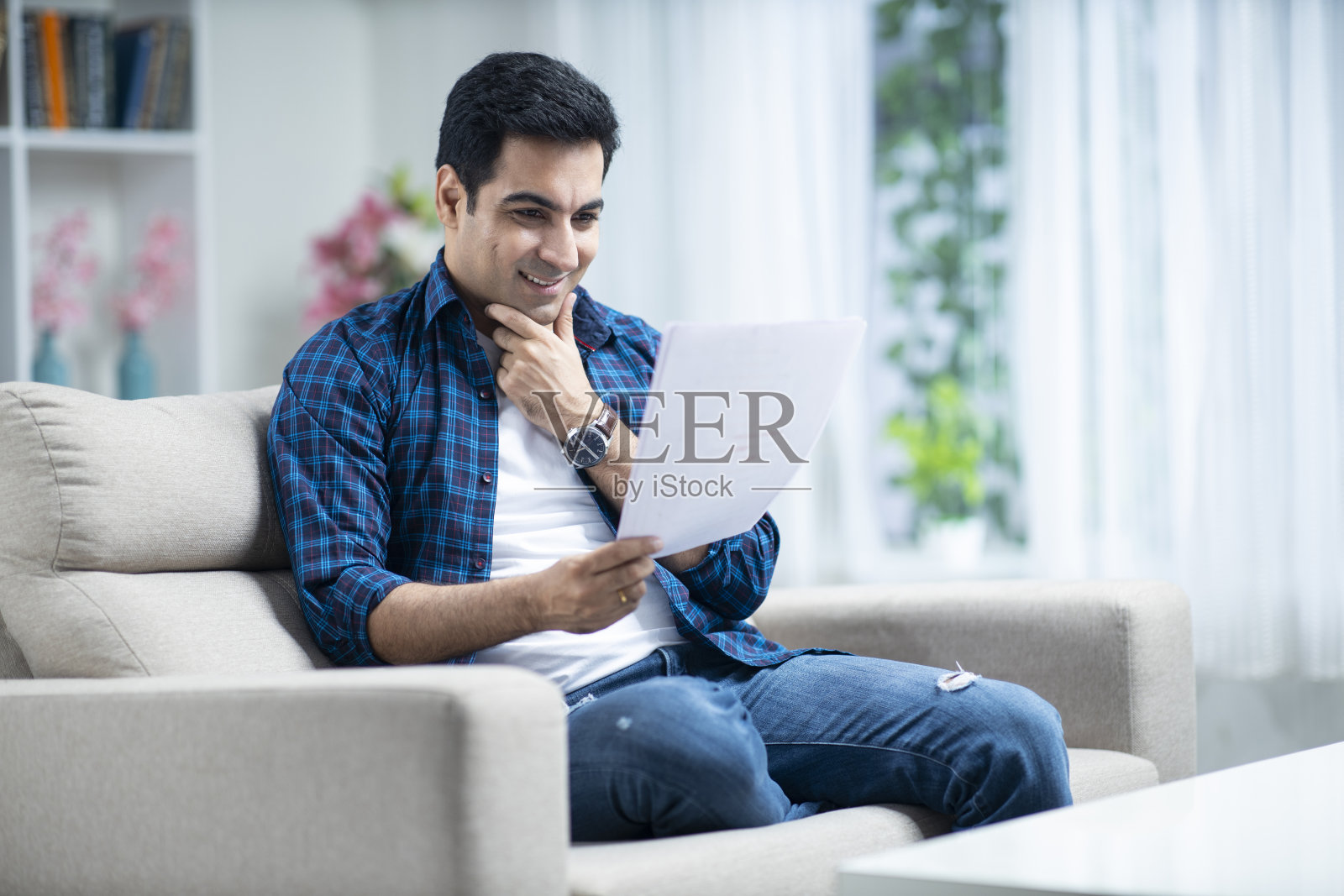 年轻人在家里沙发上坐着照片摄影图片