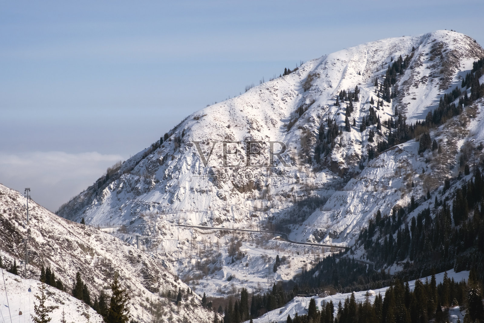 冬天的山上覆盖着雪景。天山的冬天。照片摄影图片