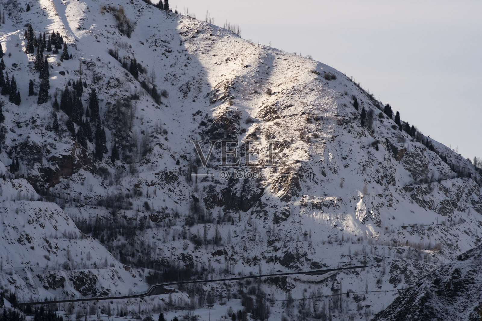 冬天的山上覆盖着雪景。天山的冬天。照片摄影图片