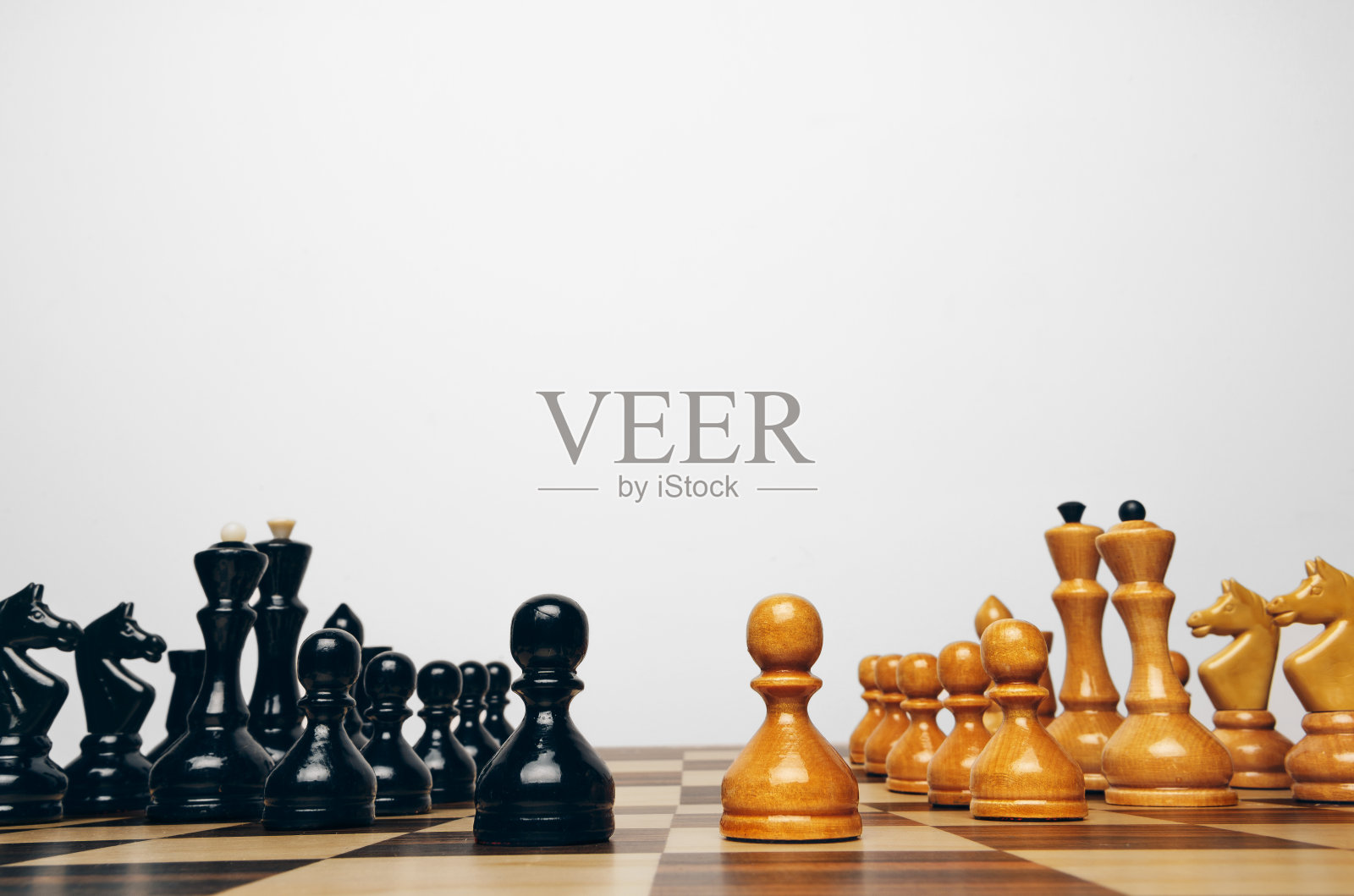 以灰色背景为背景的木雕棋盘照片摄影图片