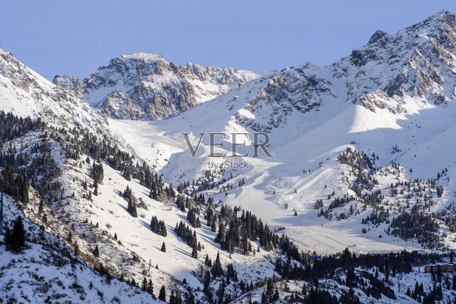 Shymbulak峡谷和有滑雪场的山脉。冬季山地景观。自然，旅行，探险，徒步旅行。照片摄影图片