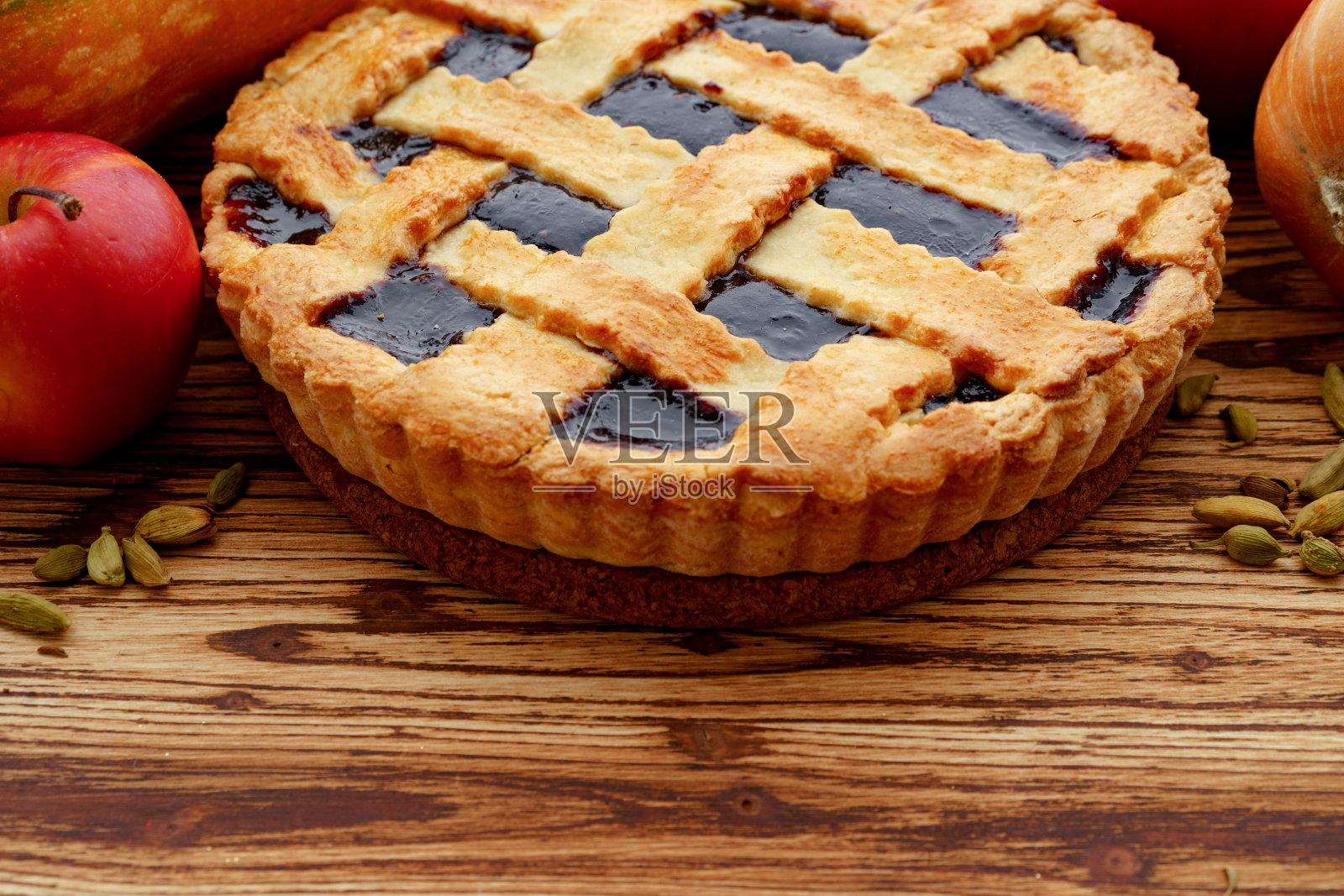 近距离观察木桌上的浆果馅饼照片摄影图片