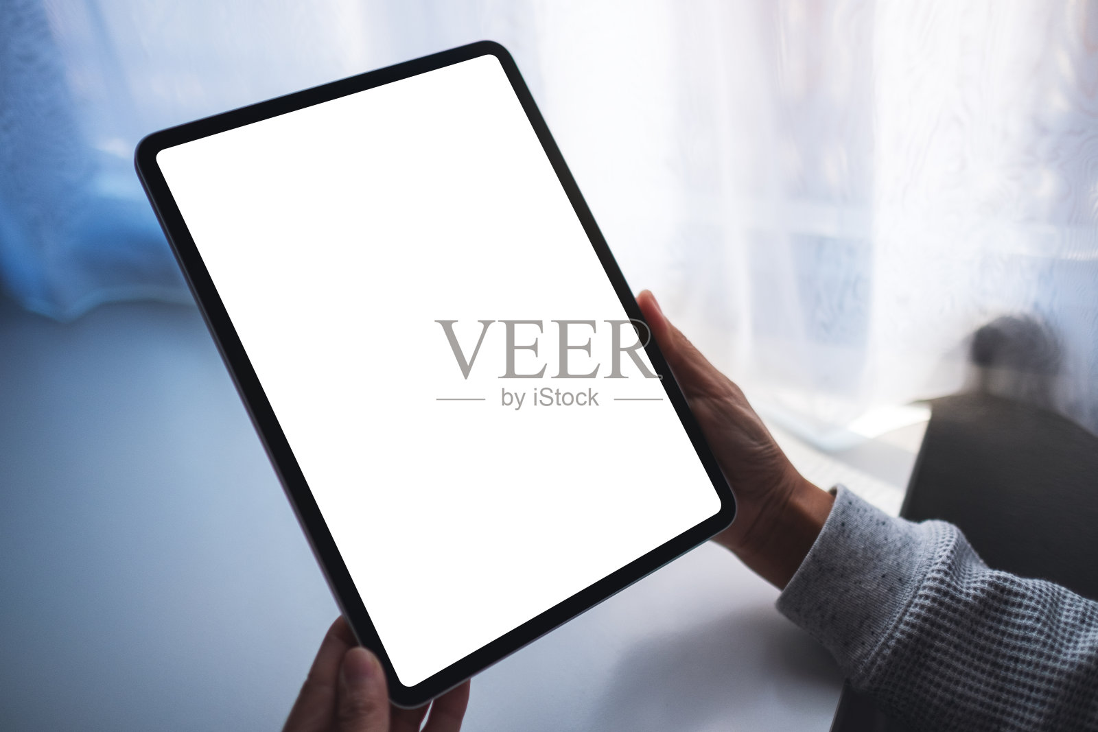 一个女人手里拿着一个白板电脑照片摄影图片