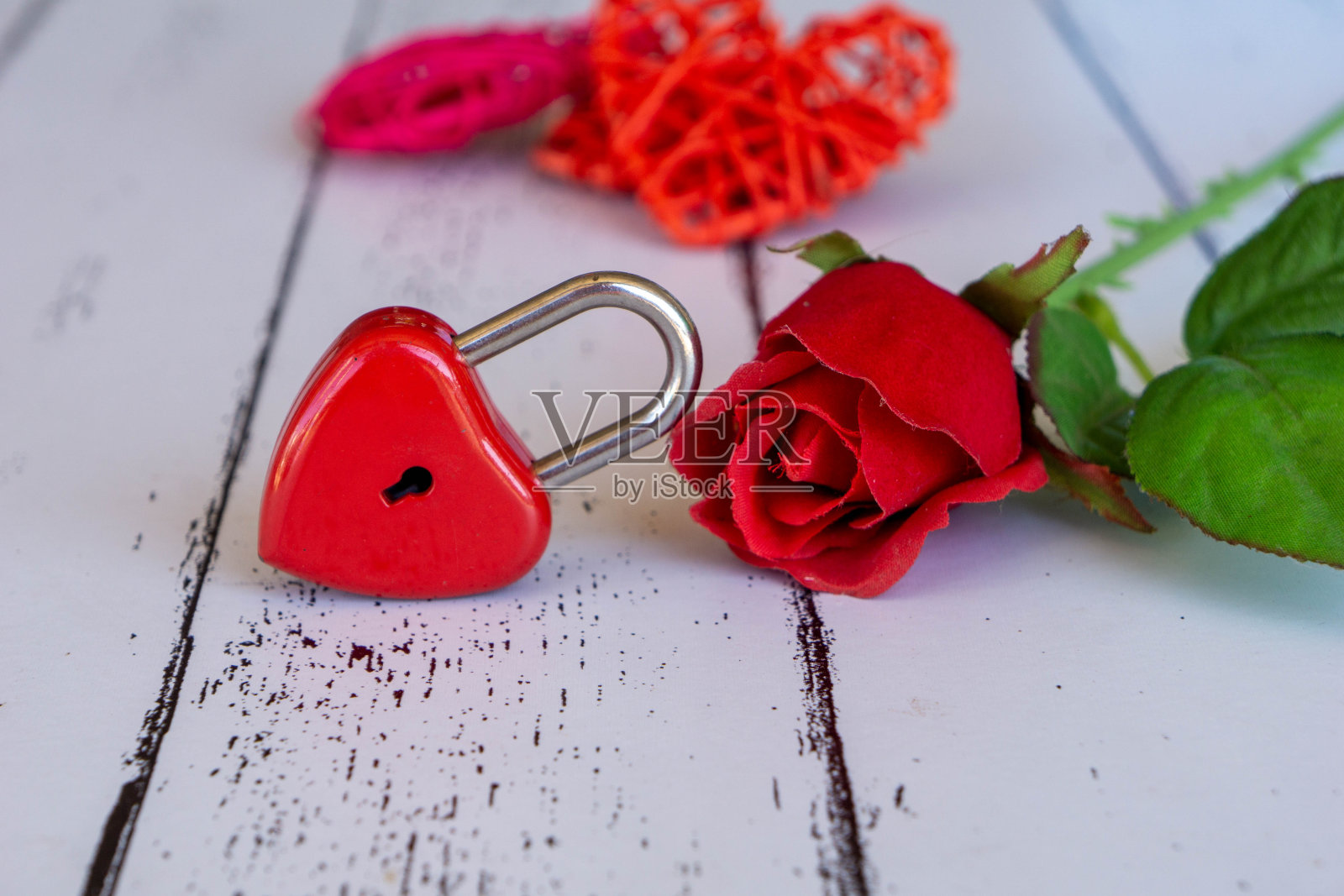 木桌子上的玫瑰和红钥匙是情人节的概念和爱情的一天照片摄影图片