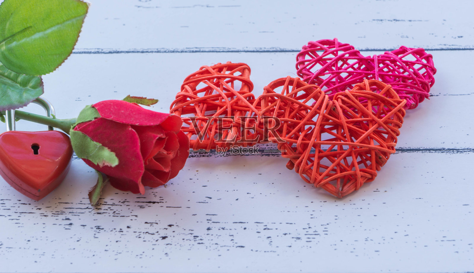 木桌子上的玫瑰和红钥匙是情人节的概念和爱情的一天照片摄影图片