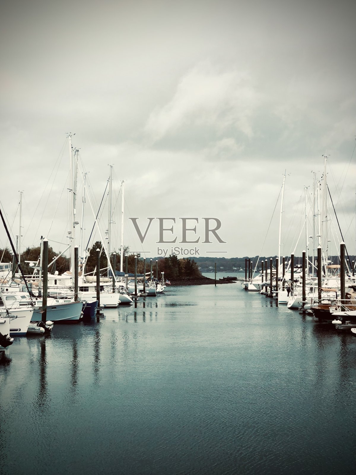 在港口里航行船只照片摄影图片