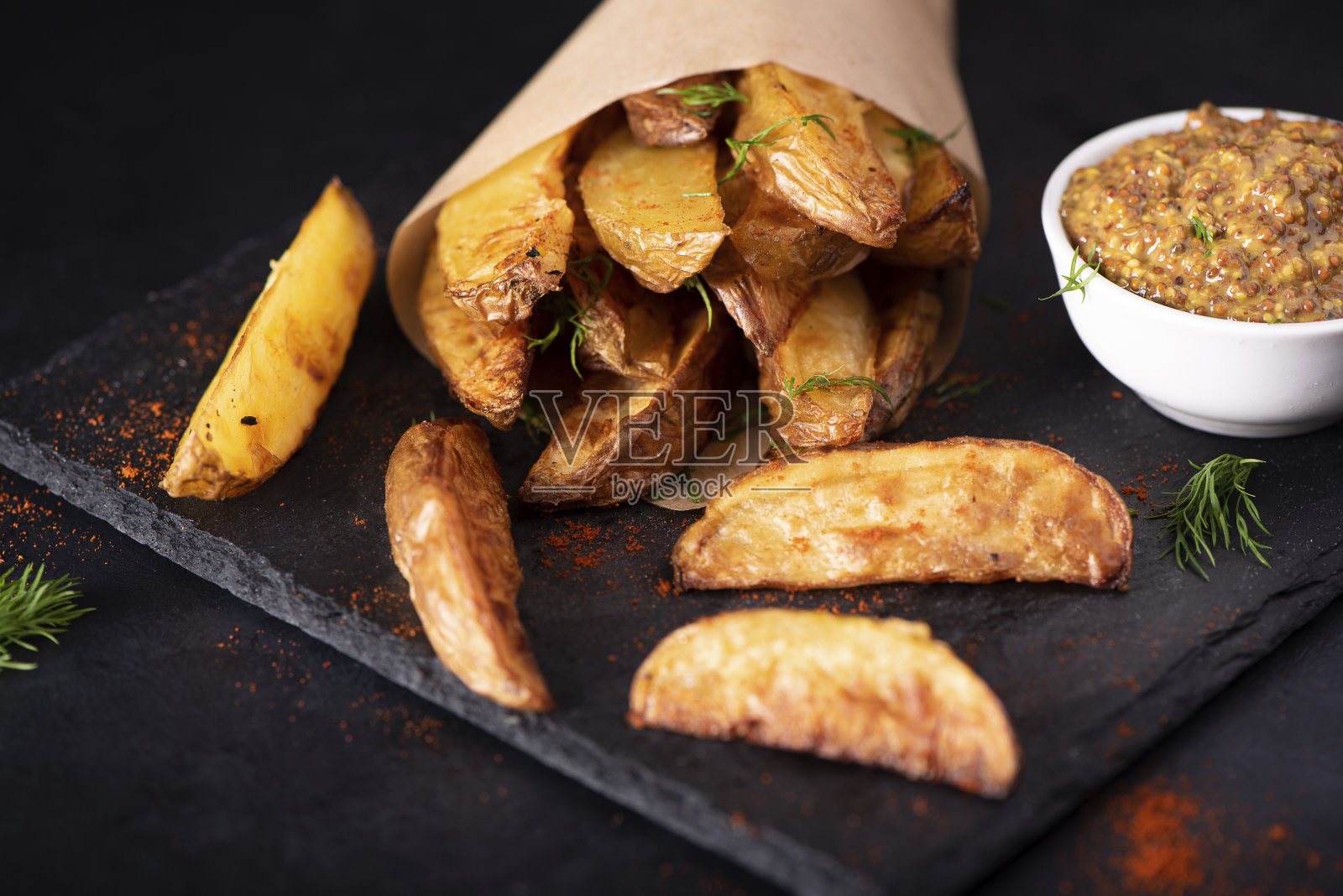 自制炸土豆片配酱汁照片摄影图片