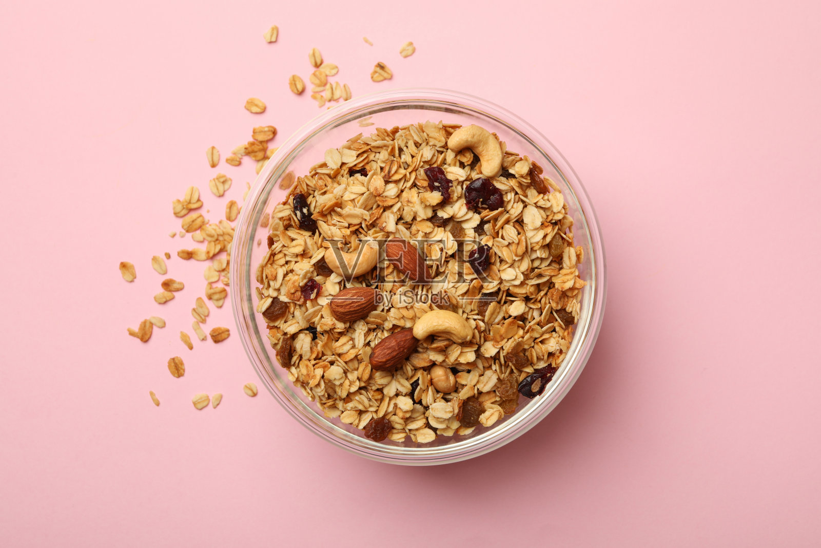 粉色背景的美味格兰诺拉麦片碗照片摄影图片