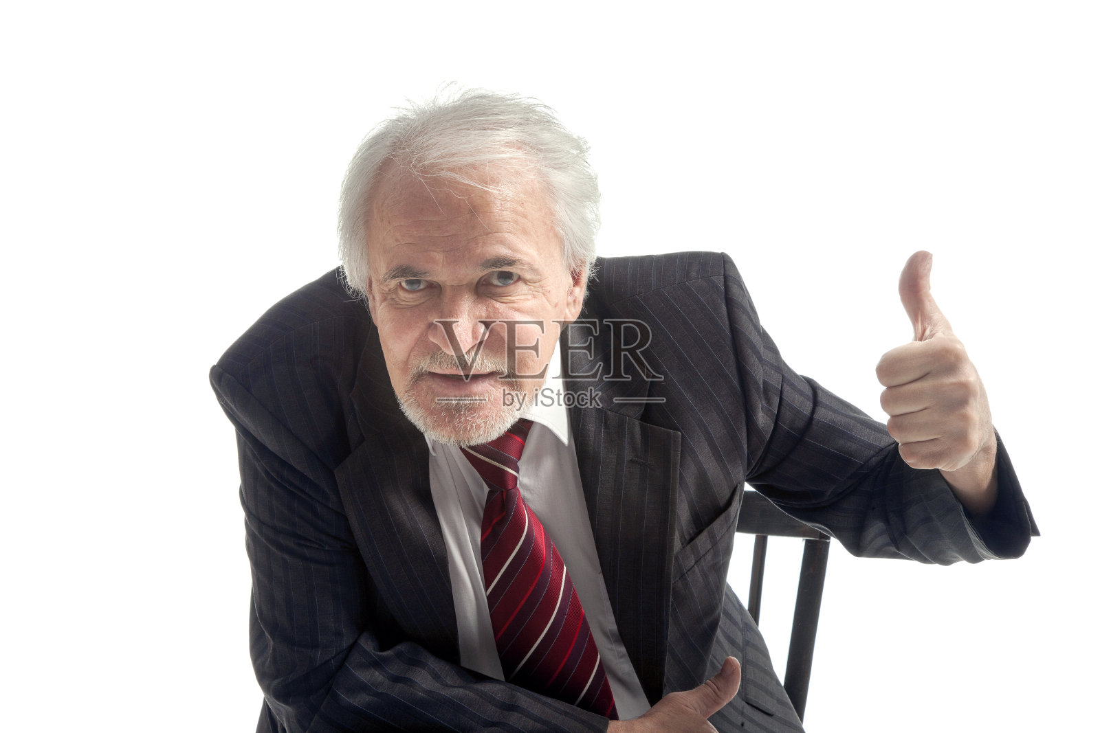 微笑着竖起大拇指的资深商人照片摄影图片