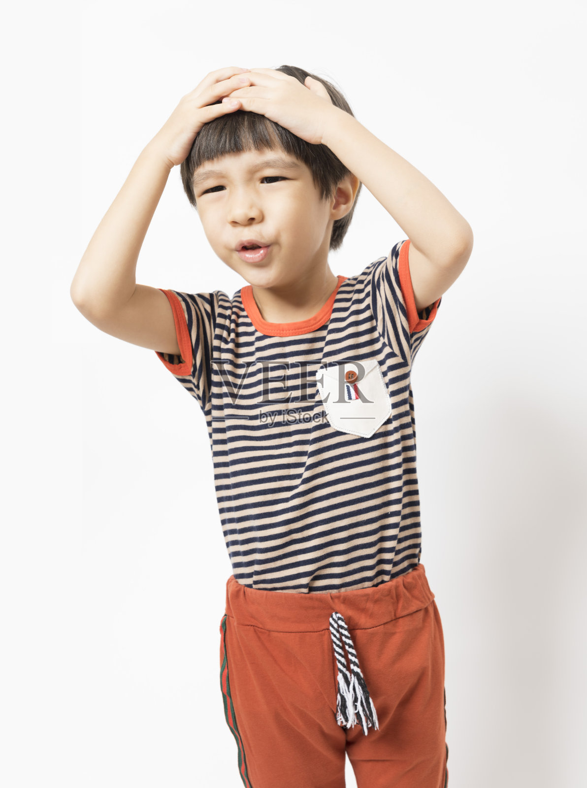 可爱的亚洲孩子头痛的白色背景。照片摄影图片