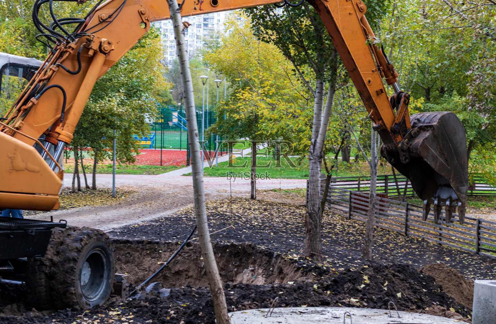 在建筑工地进行土方工程的挖土机装载机。照片摄影图片
