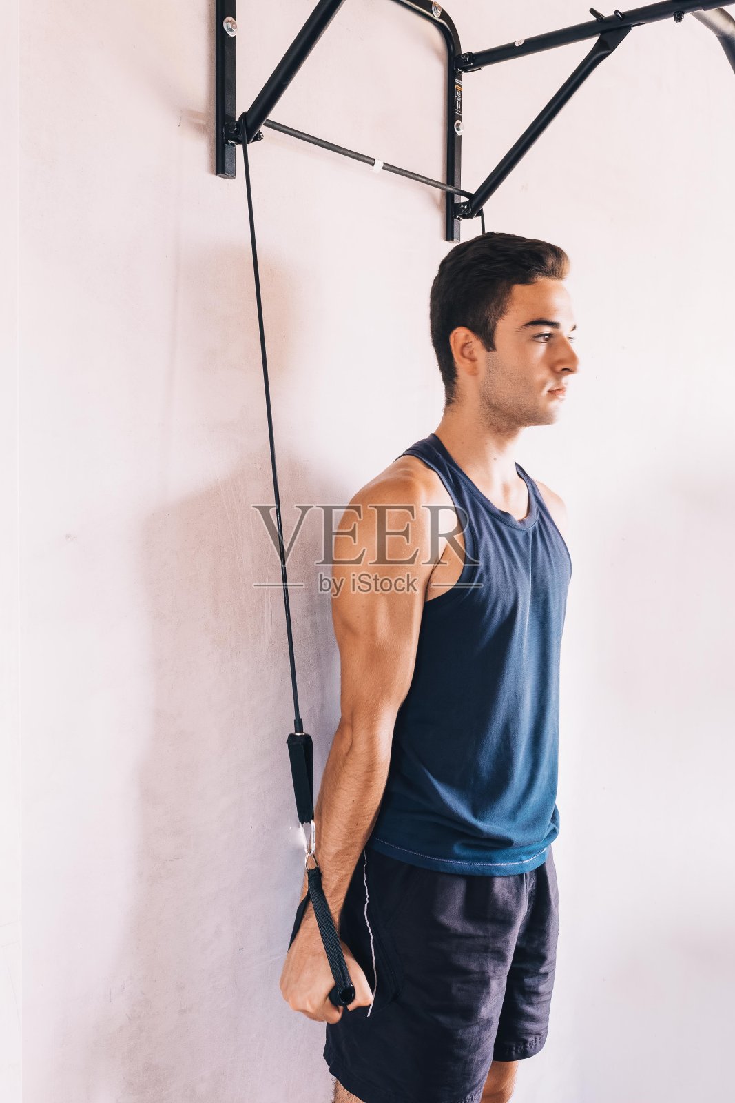 一个小男孩在家里做阻力捆绑练习的选择性焦点照片摄影图片