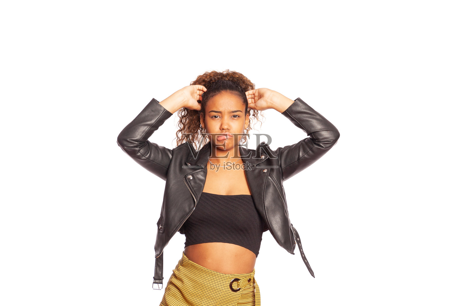 年轻美丽的女士肖像与滑稽的脸，为相机摆姿势在孤立的背景。照片摄影图片