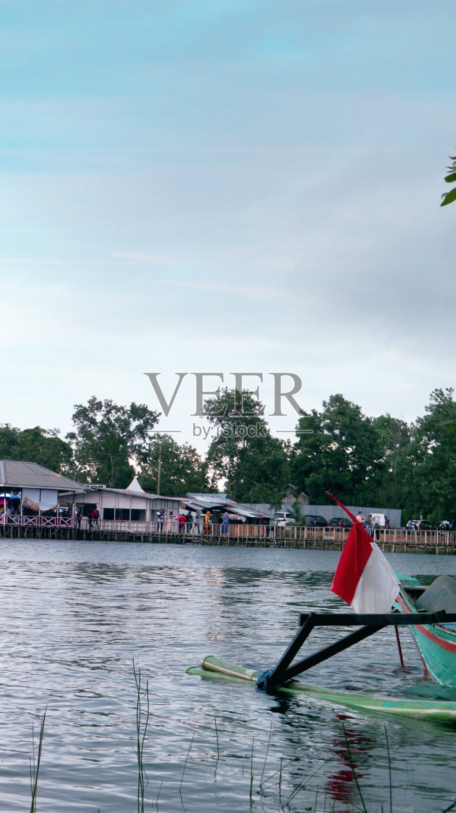 船，码头和湖滨市场照片摄影图片