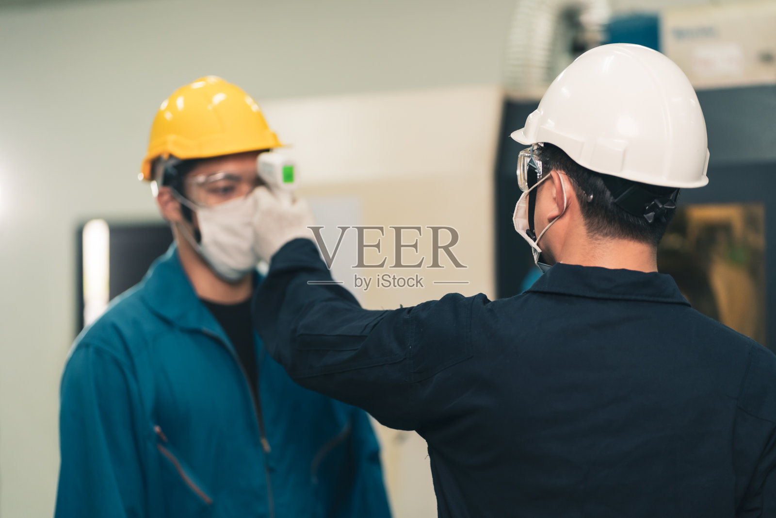 亚洲维修工人在新常态下戴口罩预防新冠肺炎照片摄影图片