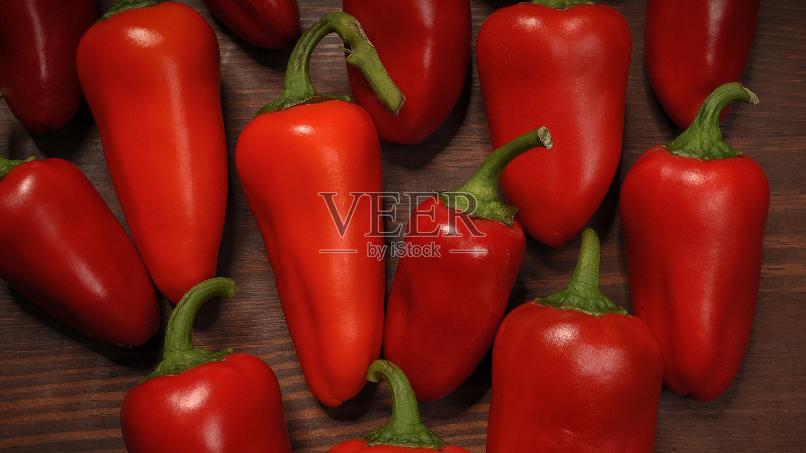 把辣椒或甜椒和甜椒或甜椒收起来。甜钟，红辣椒，辣椒，辣椒，匈牙利蜡辣椒，孤立在木桌背景照片摄影图片