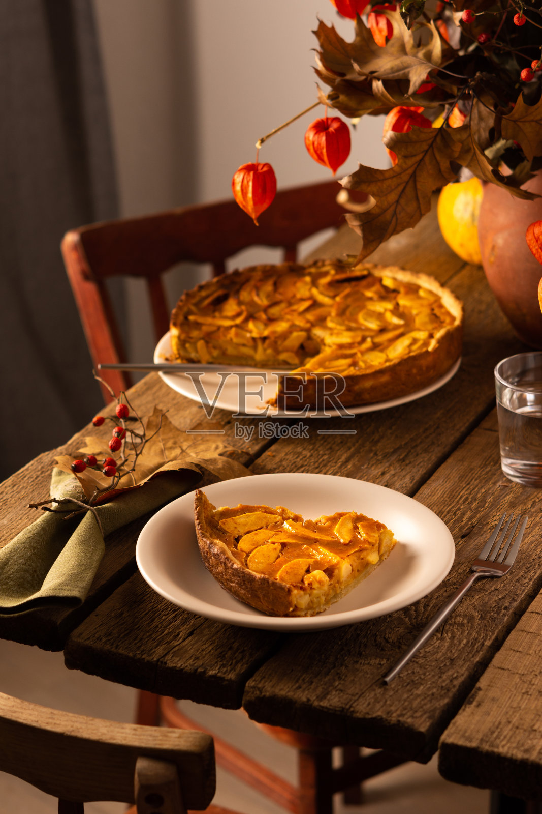 木头背景上的焦糖苹果派照片摄影图片