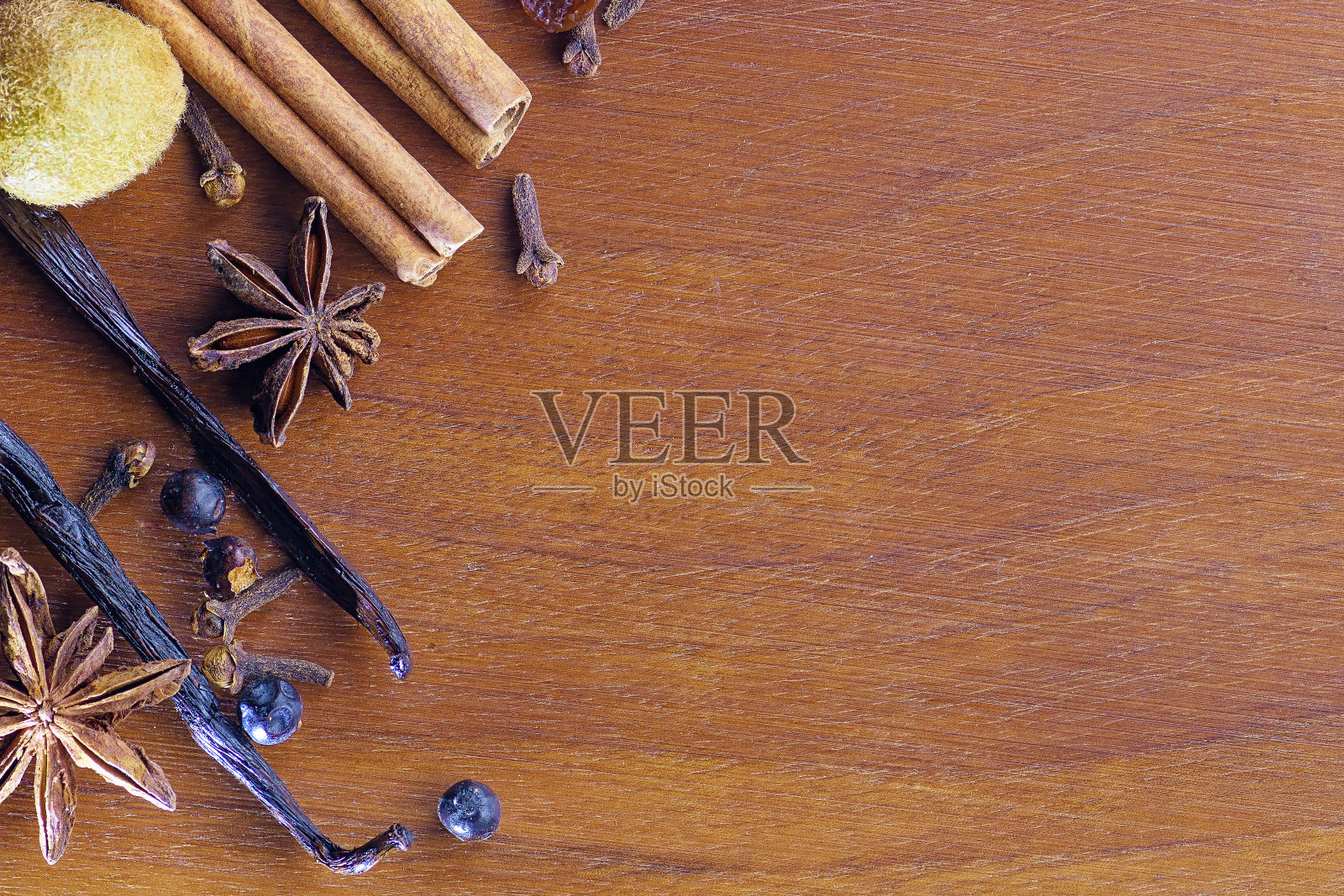 装有圣诞香料和水果的棕色木板照片摄影图片