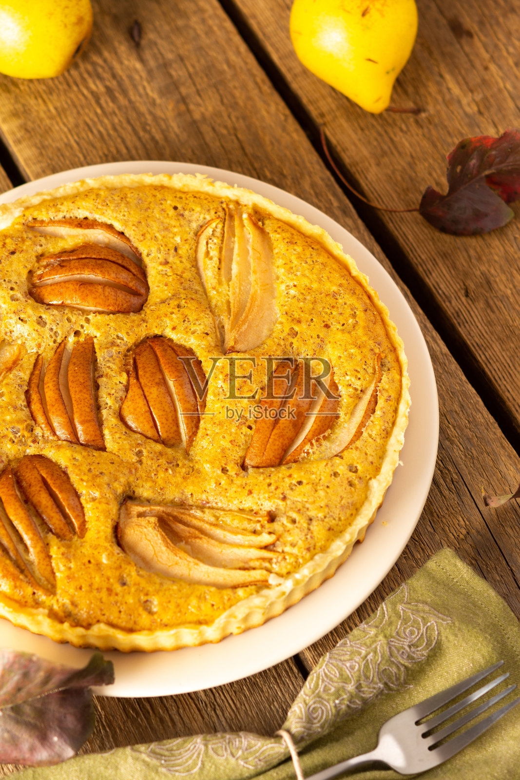 美味的梨子派，黄色的梨子，木制的背景照片摄影图片