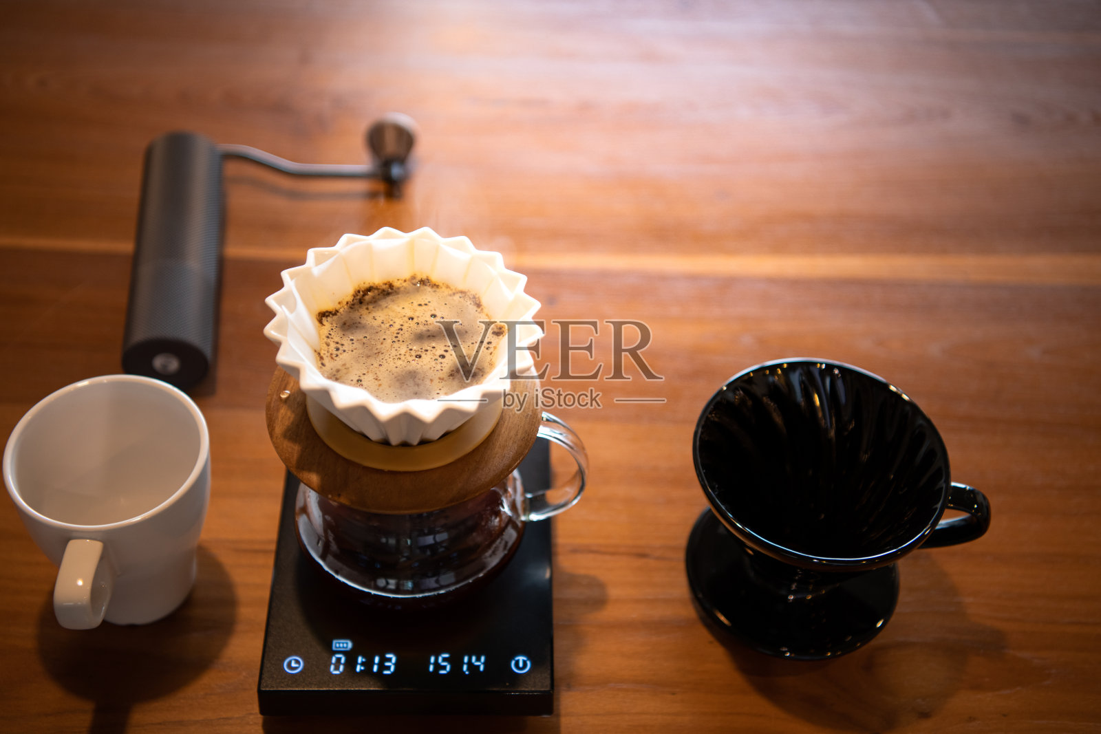 制作滴滤咖啡和冲泡滴滤咖啡的工具照片摄影图片