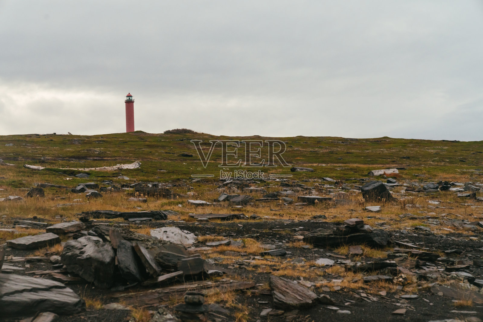 俄罗斯北部巴伦支海海岸的岩石海滩。俄罗斯极地地区，科拉半岛，俯瞰巴伦支海北冰洋的摩尔曼斯克州照片摄影图片