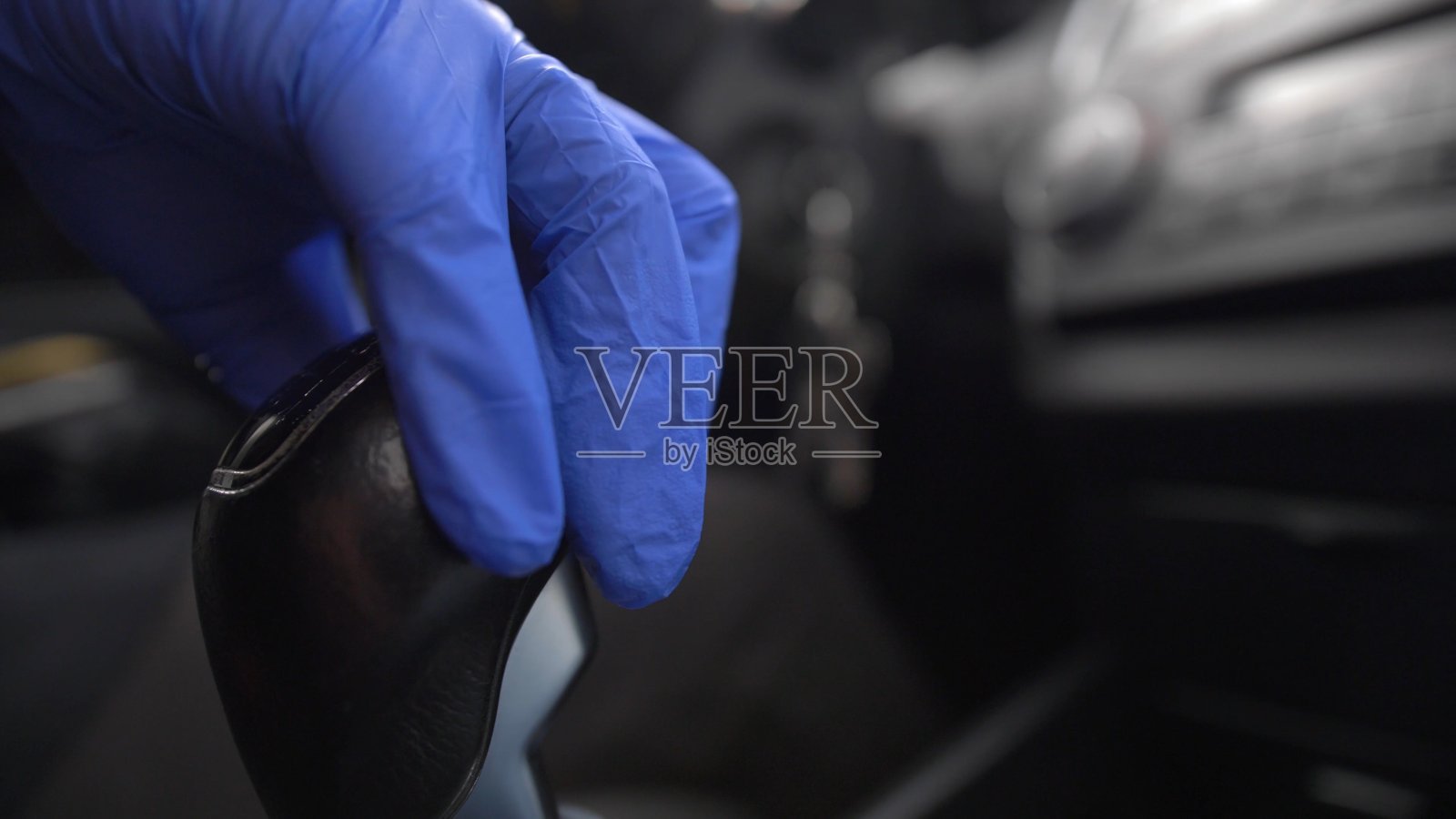 更换防护手术手套病毒爆发手动变速器中的齿轮照片摄影图片