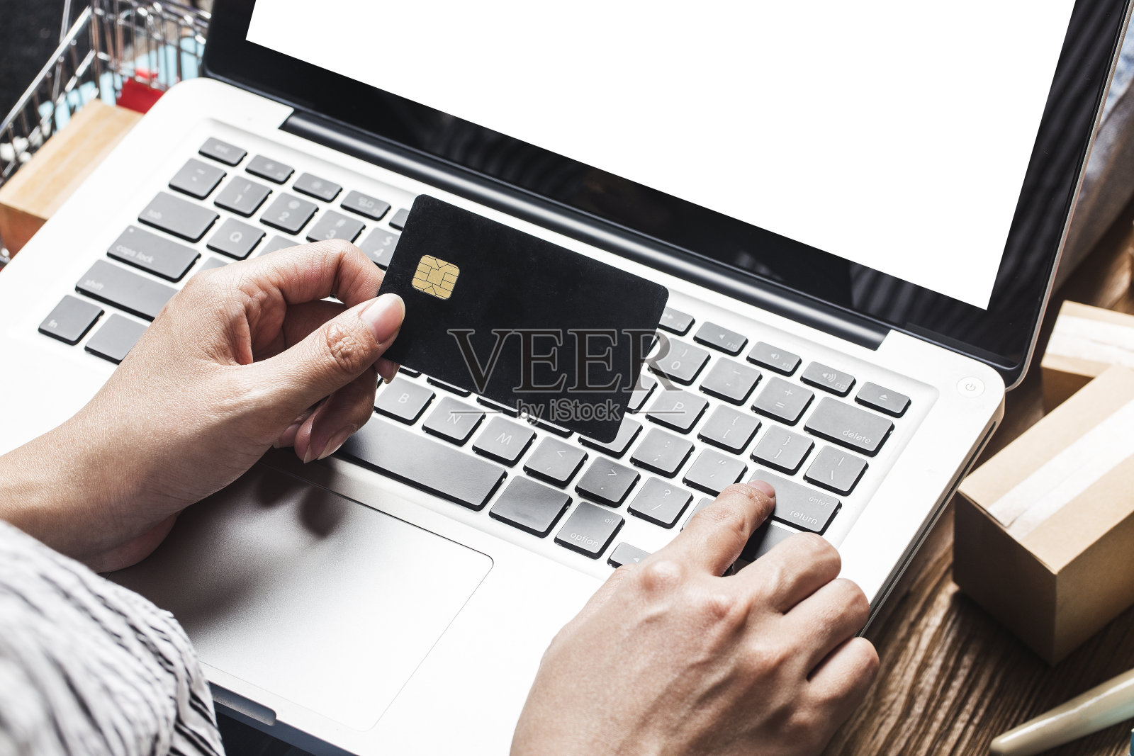 一位妇女正在用电脑在网上购物照片摄影图片