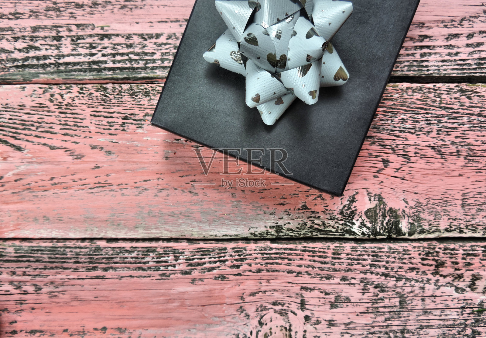 贺卡模型与黑色礼盒在粉红色复古木制桌子上，网页横幅设计，通常用于生日，周年纪念礼物，礼品卡。乡村风格照片摄影图片