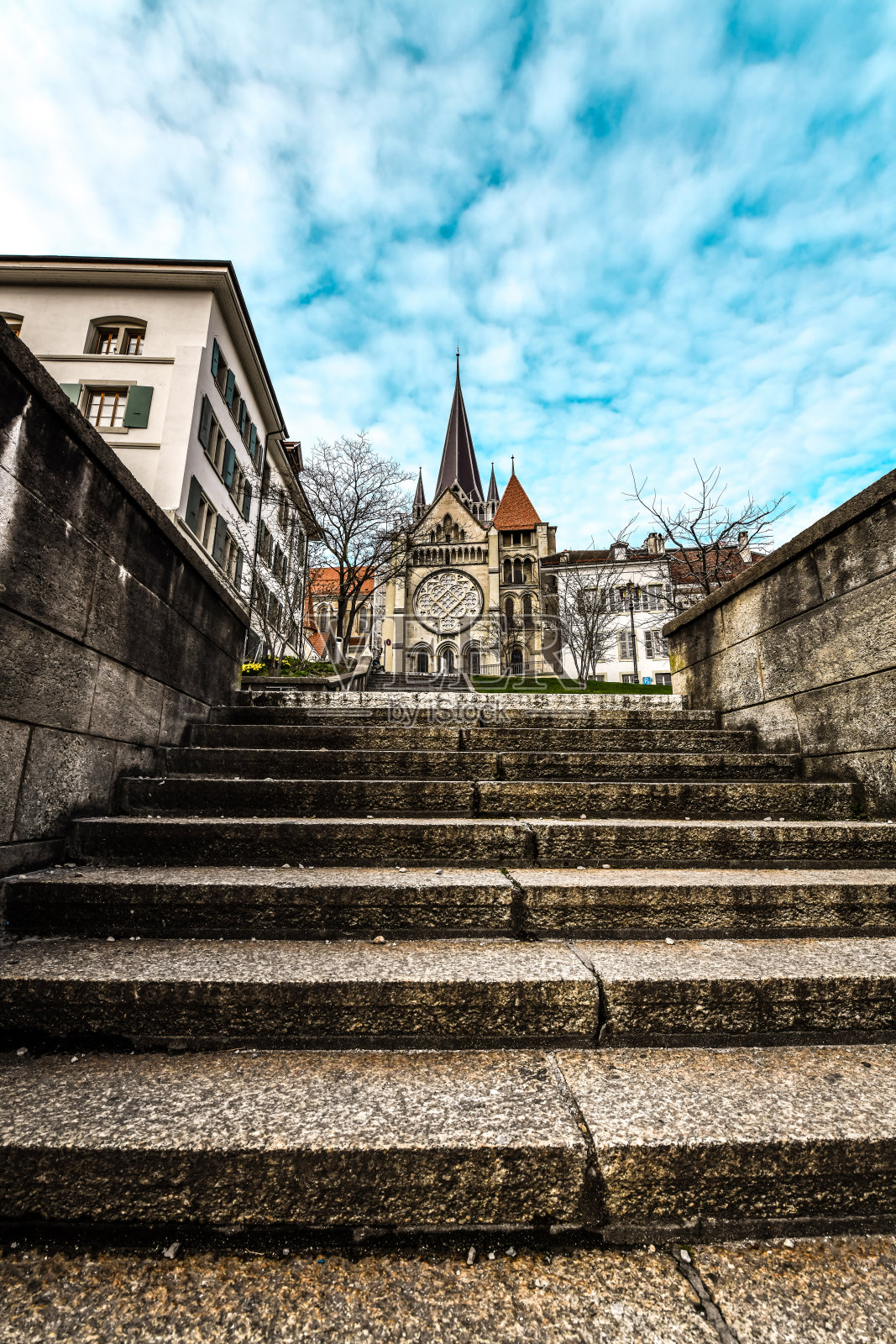 瑞士洛桑圣母院庭院的台阶照片摄影图片