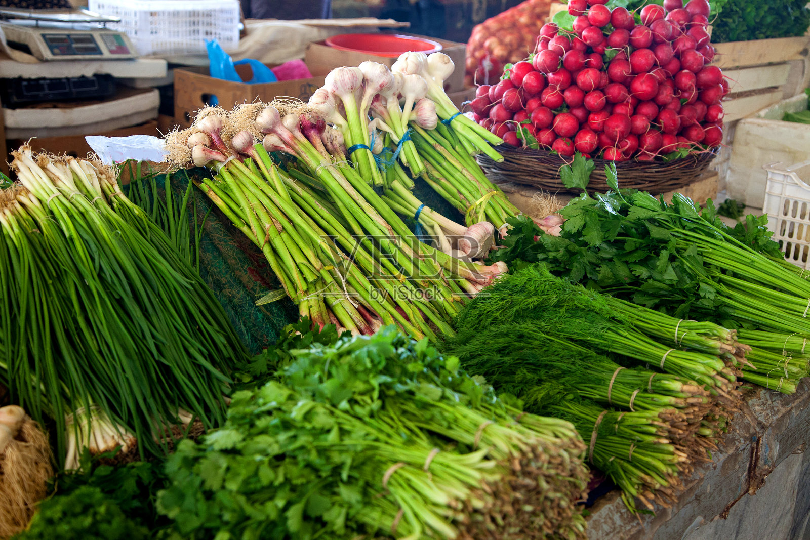 塔什干的Chorsu集市上可以买到新鲜的欧芹、大蒜、洋葱和萝卜。照片摄影图片