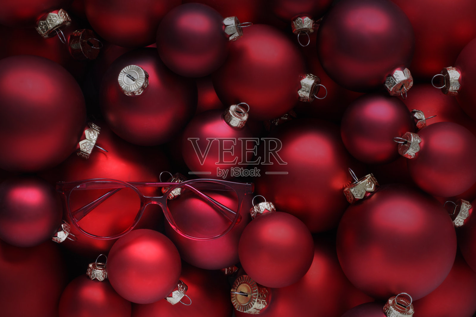 圣诞快乐，眼镜红色眼镜在球的背景，有用作为贺卡或促销模板与副本空间照片摄影图片