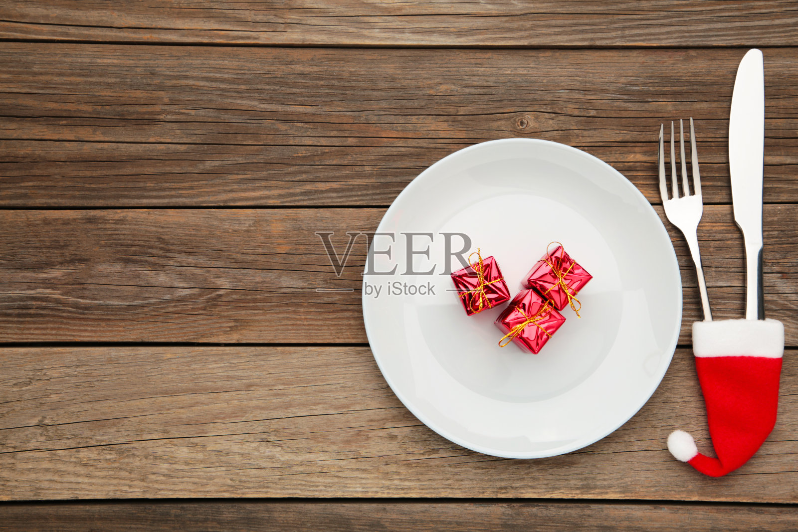 圣诞晚餐背景与红色礼物灰色。从上面的观点照片摄影图片