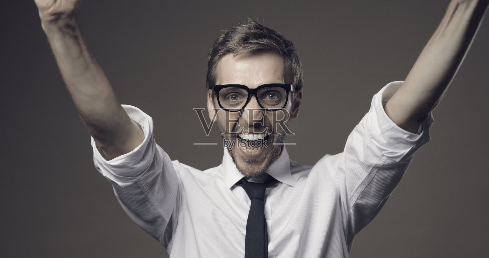 快乐的快乐的人举起拳头庆祝照片摄影图片