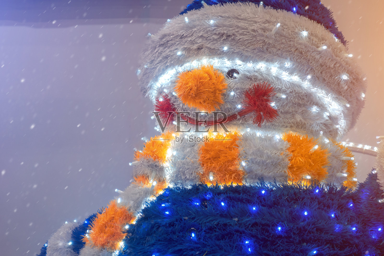 冬天毛茸茸发光的雪人有题字的地方。照片摄影图片