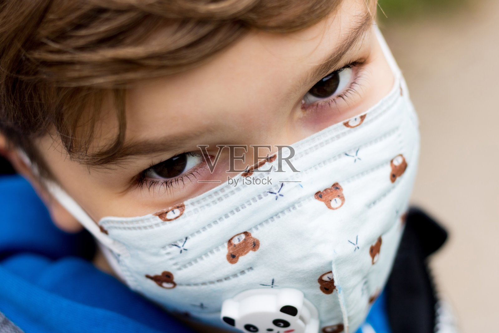 男孩的特写镜头与保护面罩。照片摄影图片