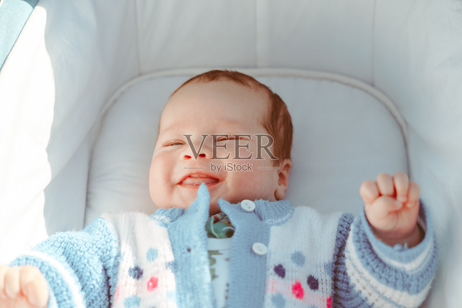 婴儿躺在婴儿车里照片摄影图片