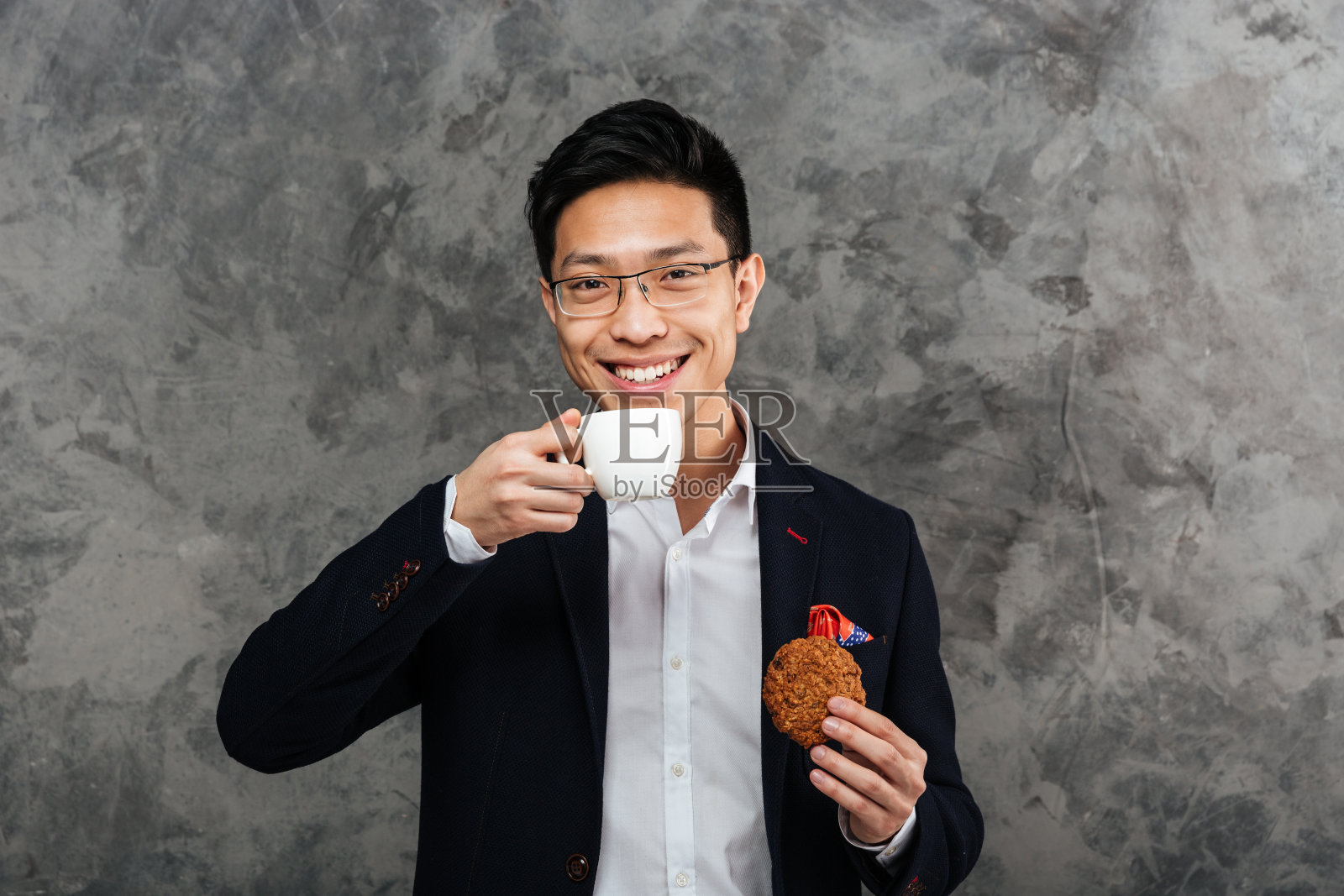 一个微笑的年轻亚洲人穿着西装的肖像照片摄影图片