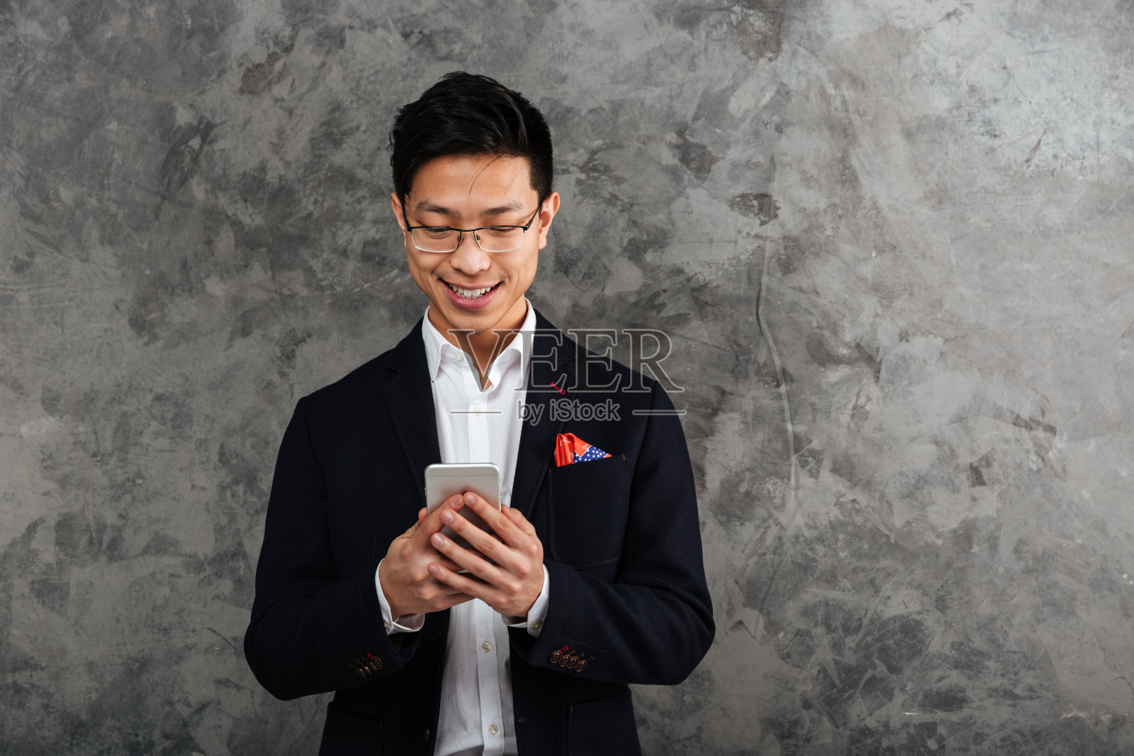 一个微笑的年轻亚洲人穿着西装的肖像照片摄影图片