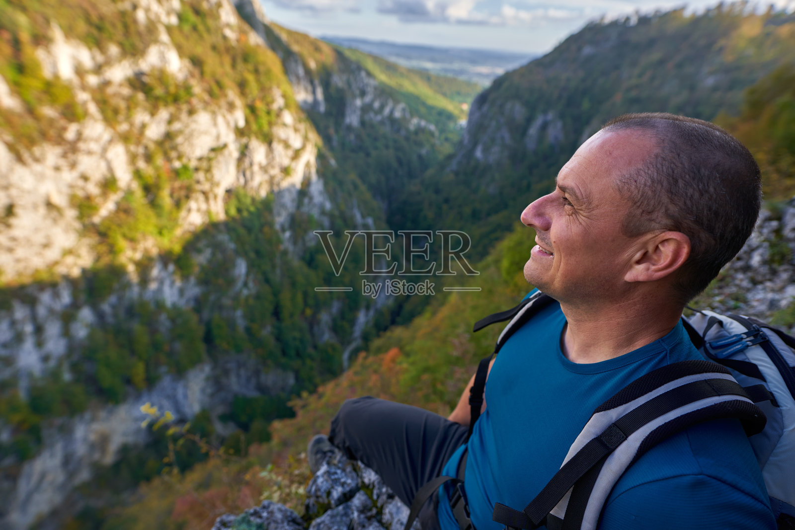 山中悬崖上的人照片摄影图片