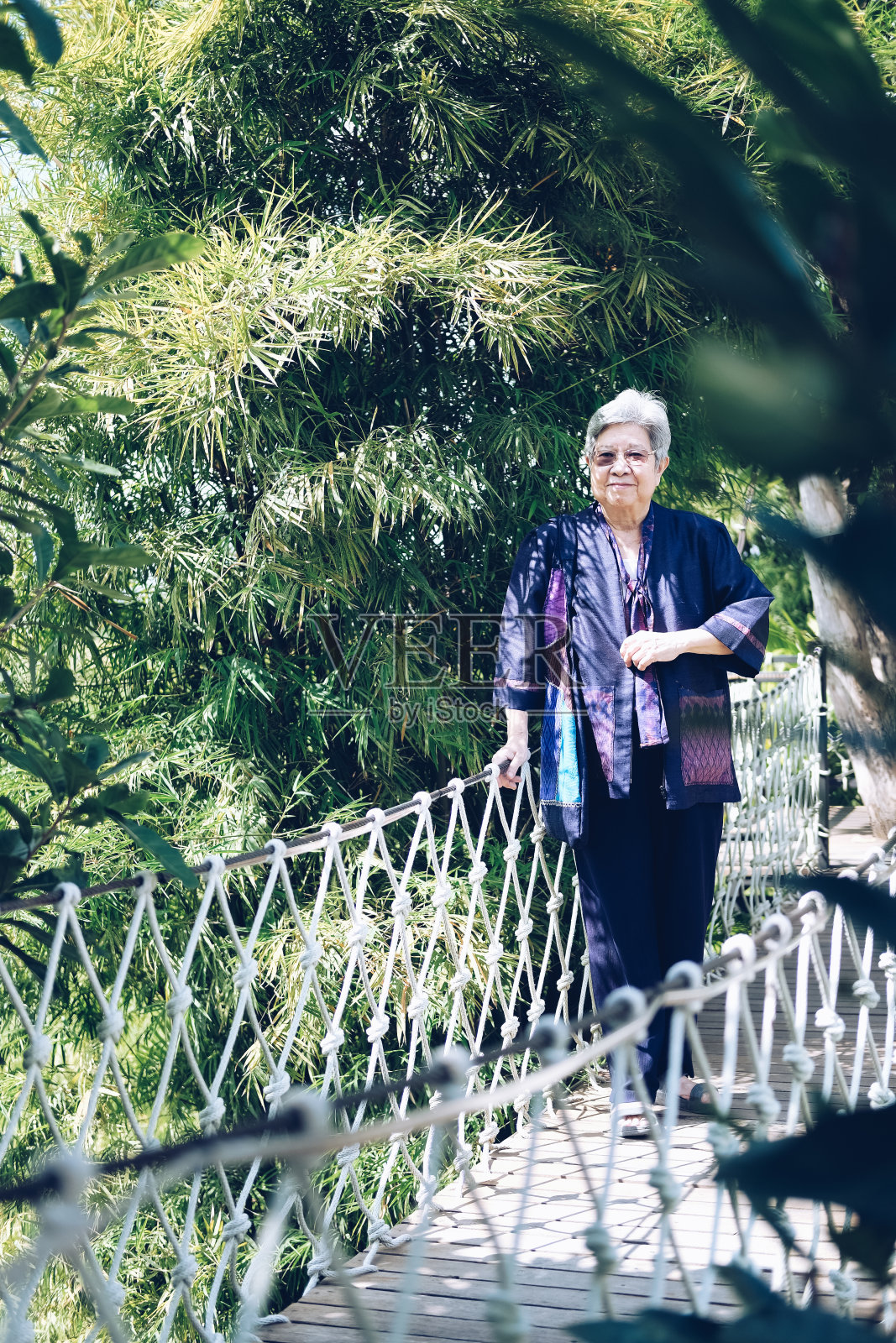 年老的女人在花园里休息。上了年纪的女性在户外放松。高级休闲生活方式照片摄影图片
