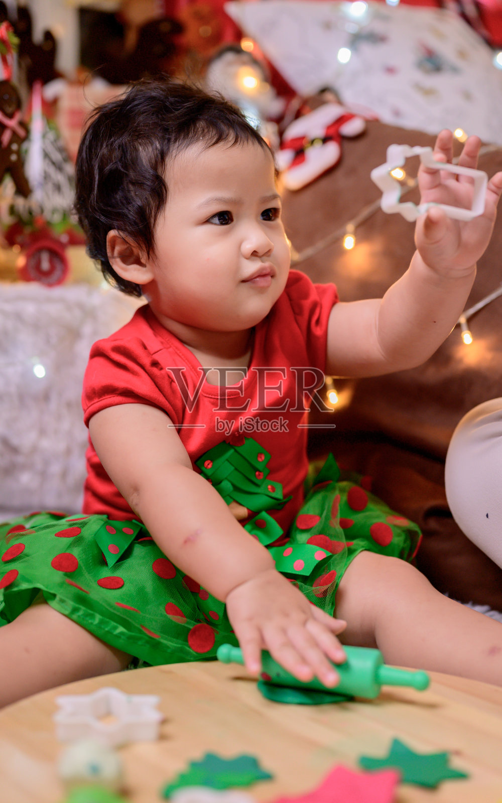 家人在家里庆祝圣诞节和新年快乐。妈妈和孩子的生活方式在年底的季节假期。照片摄影图片