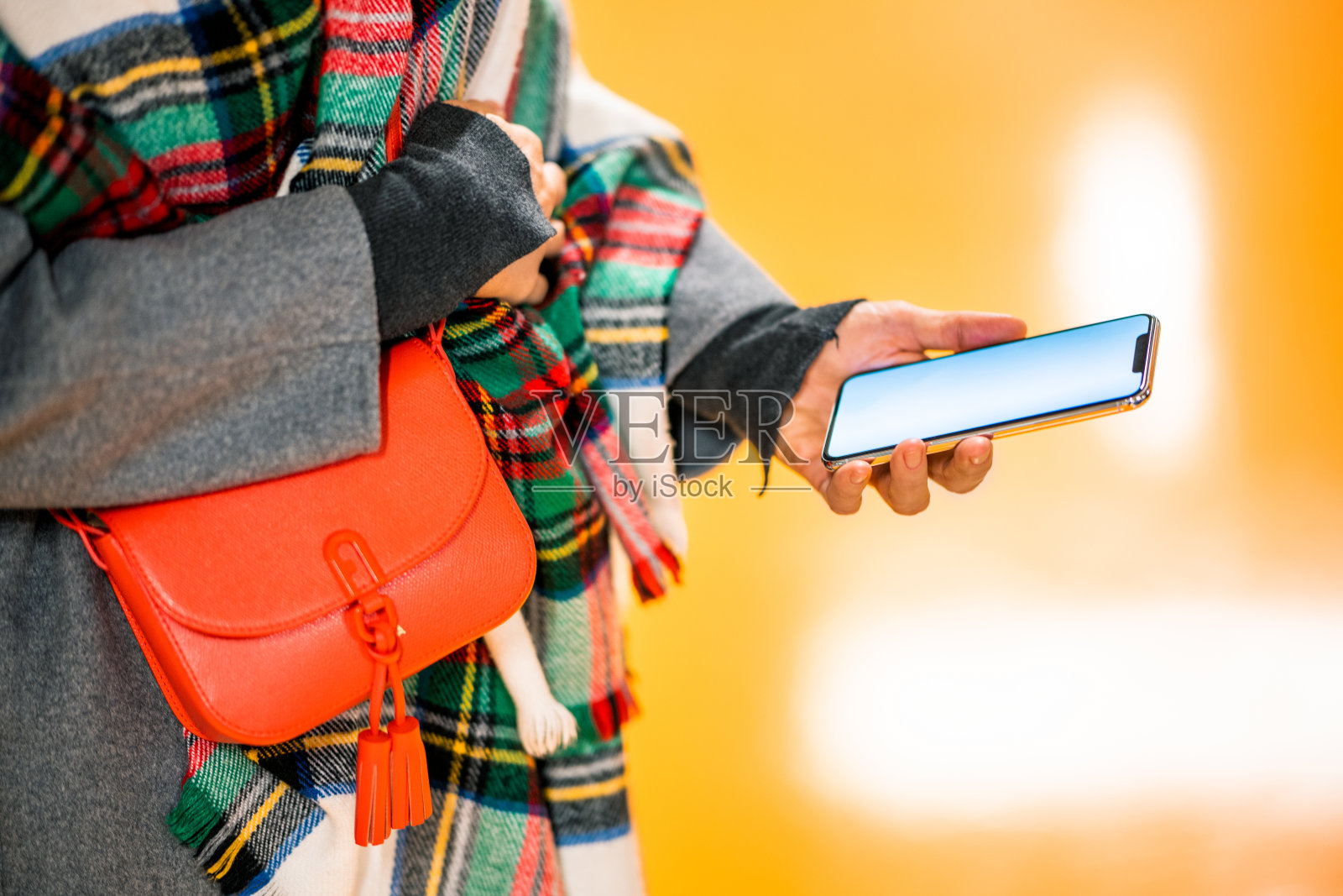 停车场里一个拿着钱包和手机的女人照片摄影图片