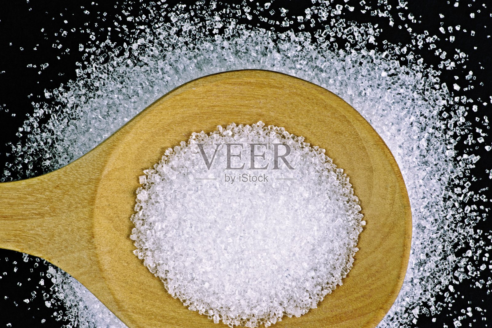 糖和木勺-黑色背景。照片摄影图片